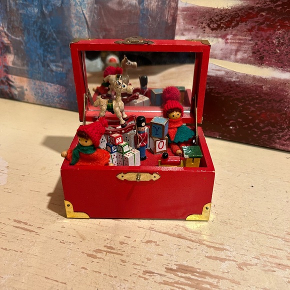 Vintage Musical Toy Chest Christmas Music Box - Picture 1 of 12